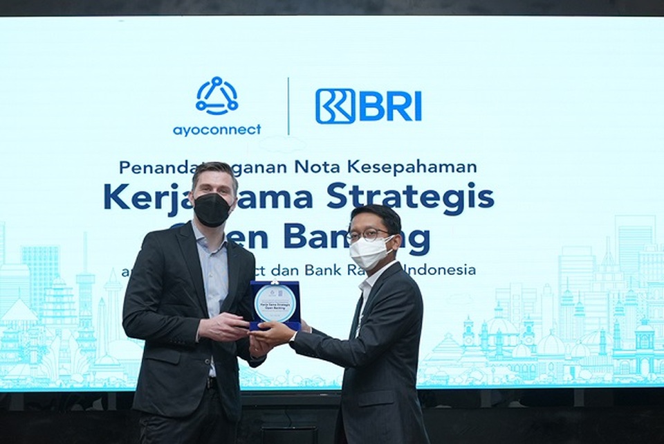 Jakob Rost, CEO dan Founder Ayoconnect Menyerahkan Plakat kepada Direktur Digital dan Teknologi Informasi BRI Arga M. Nugraha 