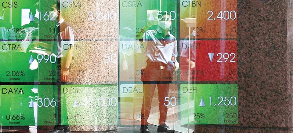 Refleksi pekerja berada di kantor BEI, Jakarta. Foto ilustrasi: Investor Daily/David Gita Roza