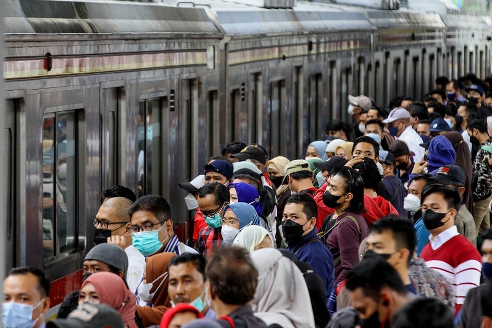 Calon penumpang menunggu kedatangan KRL Commuter Line, di Stasiun Tanah Abang,  Jakarta Pusat, Kamis (10/3/2022). Pemerintah menerbitkan aturan baru naik KRL di masa PPKM Level 2 Jabodetabek, yaitu tempat duduk tanpa jarak, peningkatan kapasitas hingga 60%, balita dibolehkan naik dengan didampingi orang tua, wajib memakai masker, dilarang berbicara dan sudah divaksin Covid -19. Foto: BeritaSatuPhoto/Joanito De Saojoao