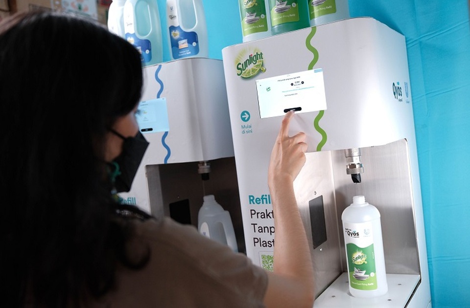  PT Unilever Indonesia Tbk (UNVR) gandeng QYOS menghadirkan refill station di dua lokasi strategis yang ramai pengunjung.