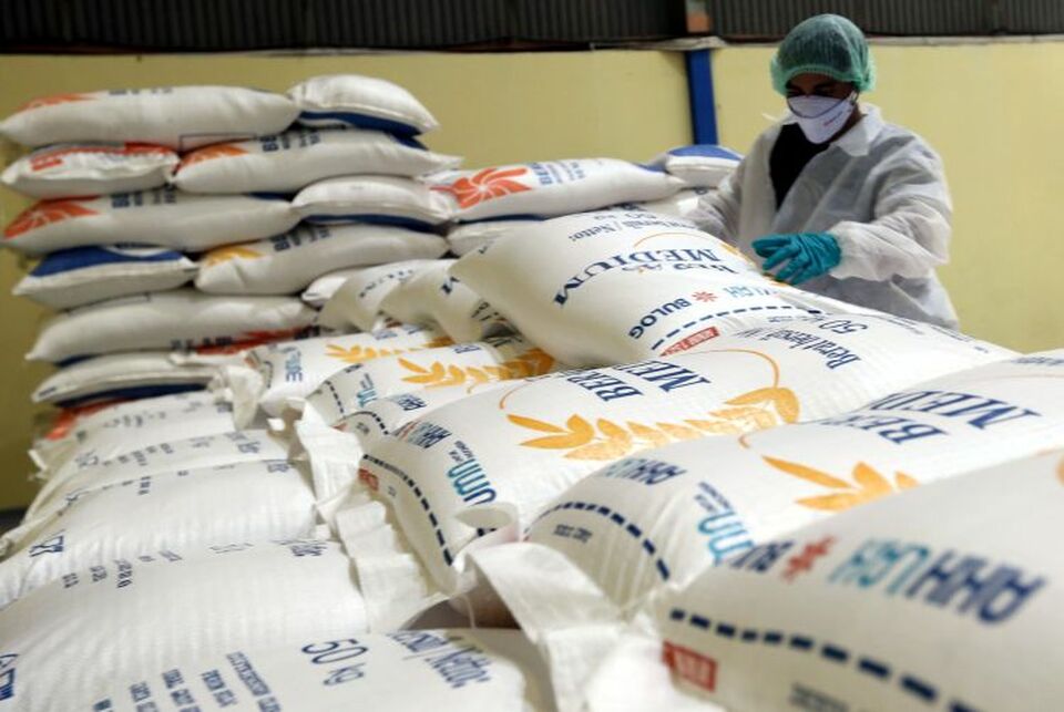 Foto Ilustrasi: Pekerja menata beras di gudang milik Bulog di Jakarta. Foto ilustrasi:  BeritaSatu Photo/Mohammad Defrizal.