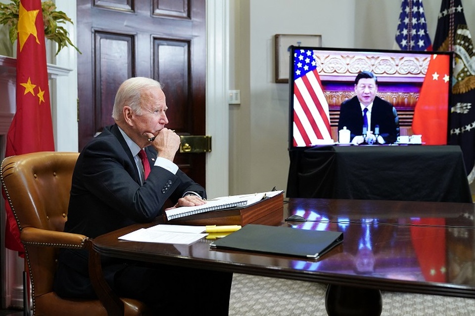 Beberapa waktu lalu, Presiden AS Joe Biden berbicara dengan Presiden Tiongkok Xi Jinping selama pertemuan virtual. Persaingan Tiongkok-AS membayangi pertemuan Presiden AS Joe Biden dan Presiden Tiongkok Xi Jinping yang jadi pusat perhatian di G20 Bali. (FOTO: MANDEL NGAN / AFP)