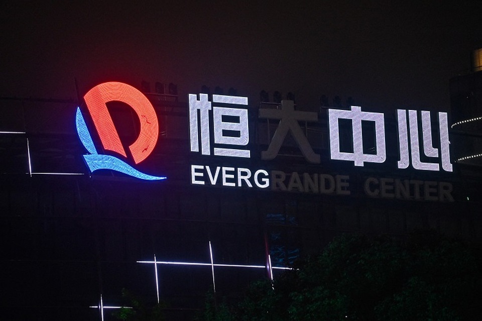 Tanda Evergrande Center diterangi sebagian di gedung Evergrande Center, Shanghai, beberapa waktu lalu. Raksasa pengembang properti Tongkok yang bermasalah dan semua unitnya menangguhkan perdagangan di bursa Hong Kong pada 21 Maret 2022, menurut pemberitahuan ke bursa saham. (FOTO: HECTOR RETAMAL / AFP)