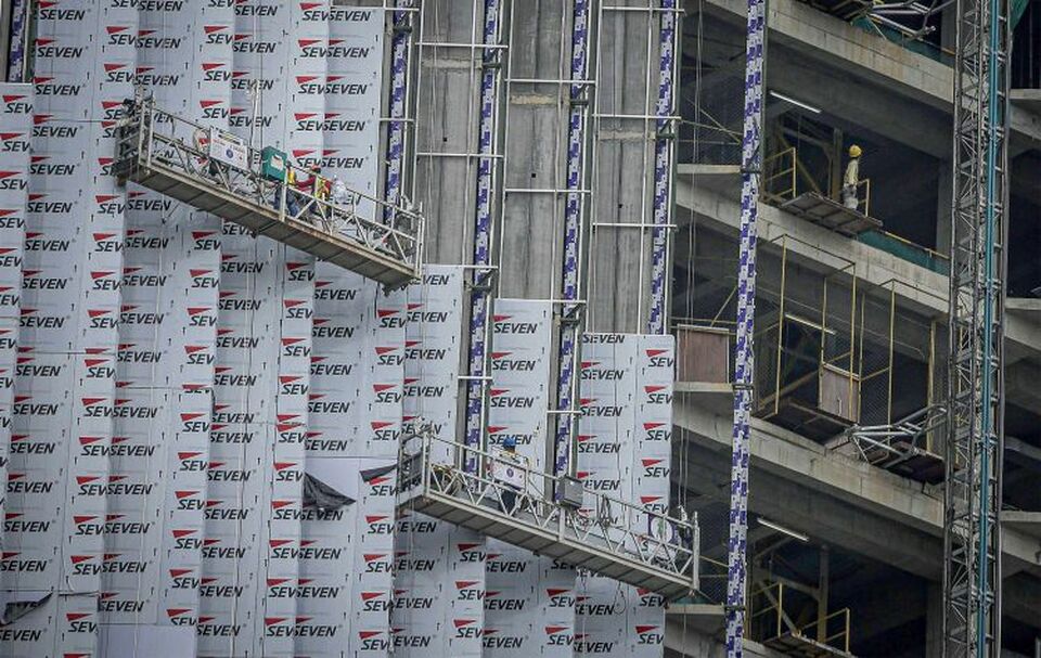 Sejumlah pekerja berada di ketinggian sebuah gedung konstruksi, Jakarta, Senin (21/3/2022).  Foto ilustrasi: BeritaSatuPhoto/Joanito De Saojoao