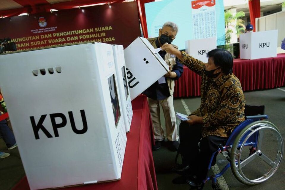 Penyandang disabilitas mengikuti simulasi pelaksanaan pemungutan suara di kantor KPU Pusat, Jakarta, Selasa (22/3/2022). Foto: BeritaSatuPhoto/Joanito De Saojoao