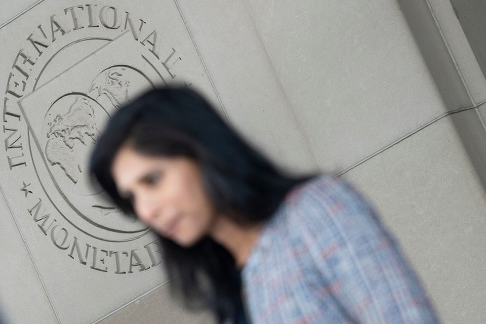 Gita Gopinath, Deputi Pertama Direktur Pelaksana Dana Moneter Internasional (IMF), berjalan di luar kantor pusat IMF di Washington, DC, pada 25 Januari 2022. (FOTO: BRENDAN SMIALOWSKI / AFP)