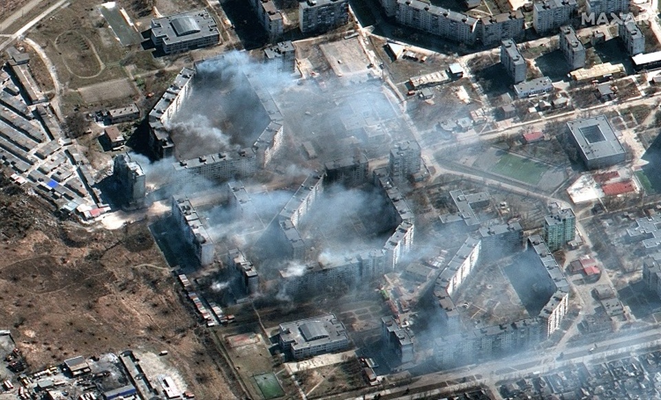 Citra satelit Maxar pada 19 Maret 2022 dan dirilis pada 21 Maret 2022 menunjukkan gedung-gedung apartemen terbakar, kemungkinan ditembaki oleh artileri, di timur laut Mariupol, Ukraina. (FOTO: SATELLITE IMAGE ©2022 MAXAR TECHNOLOGIES / AFP)