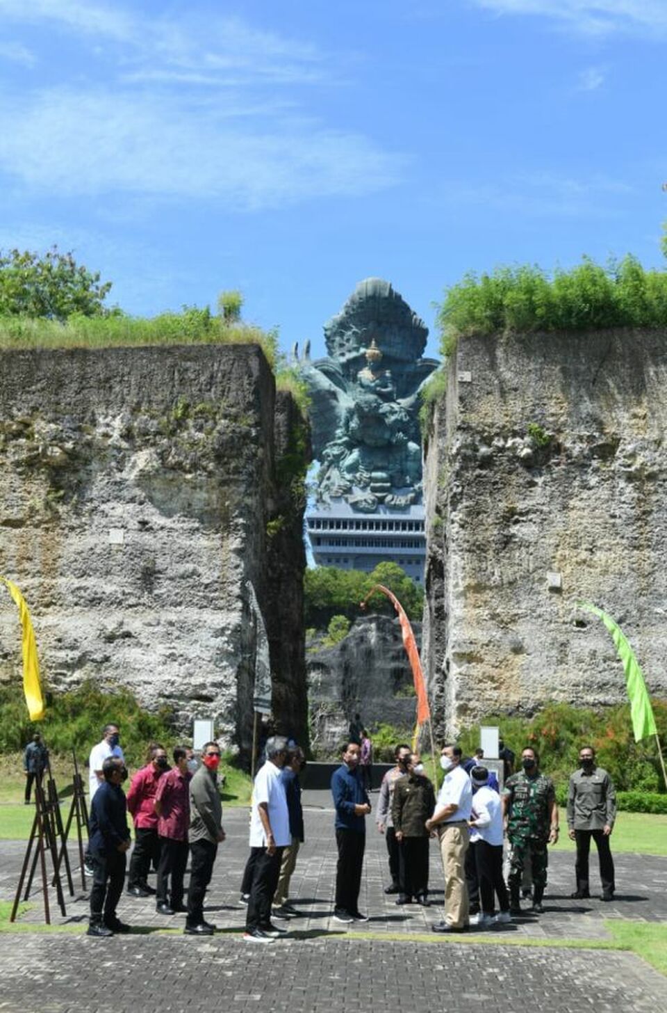 Presiden Joko Widodo (Jokowi) meninjau Garuda Wisnu Kencana (GWK) Cultural Park, yang ada di Kabupaten Badung, Provinsi Bali, Jumat (25/3/2022). Foto: BPMI Setpres
