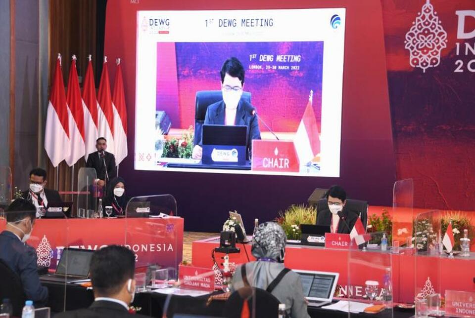 Tampak di layar Sekjen Kemenkominfo Mira Tayyiba memimpin sidang pertemuan pertama DEWG G20. (IST)