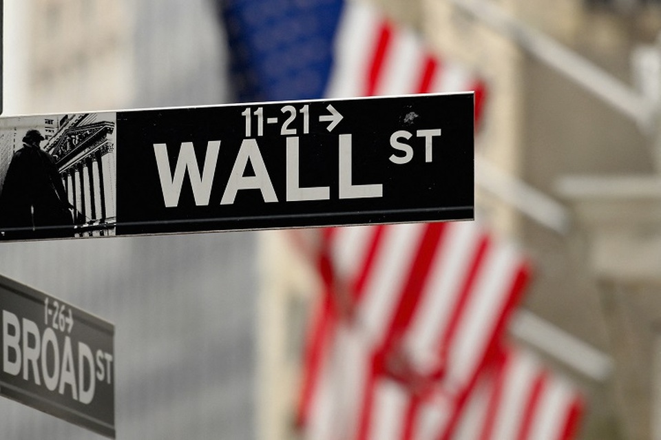 Tanda jalan di dekat Bursa Efek New York di Wall Street di New York, Amerika Serikat. (FOTO: ANGELA WEISS / AFP)