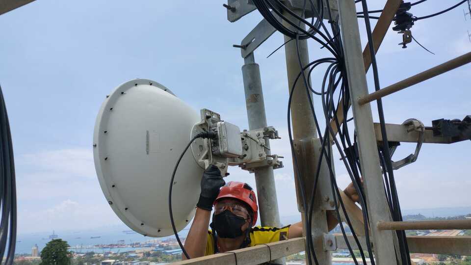 Teknisi merawat menara jaringan telekomunikasi XL Axiata. (IST)