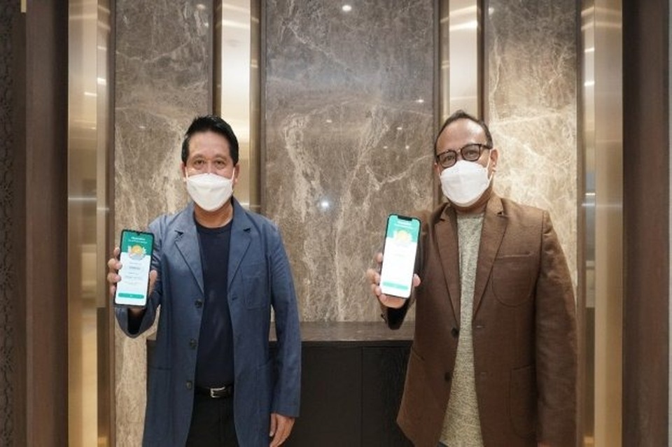 Direktur Utama PT Bank Syariah Indonesia Tbk  Hery Gunardi (kiri) bersama Direktur Information Technology PT Bank Syariah Indonesia Tbk Achmad Syafii (kanan)  memperlihatkan  aplikasi BSI Mobile, yang  dinobatkan sebagai mobile banking terbaik untuk kategori bank umum syariah.
 