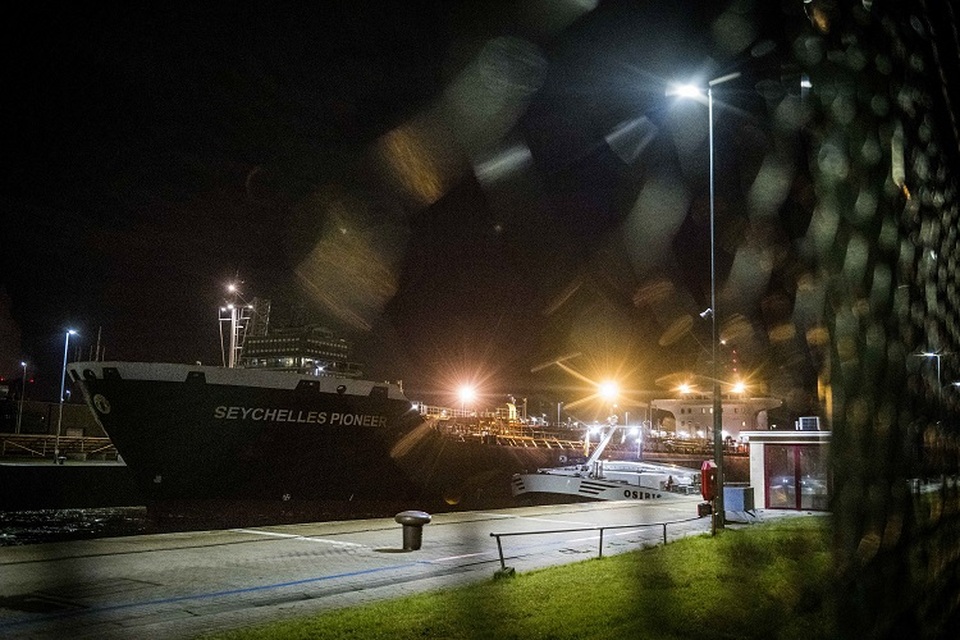 Kapal tanker minyak Seychelles Pioneer menjadi sasaran protes aktivis lingkungan Greenpeace karena dilaporkan membawa minyak Rusia di Pelabuhan Antwerpen, Belgia pada 10 April 2022, di tengah serangan Rusia ke Ukraina. (FOTO: JASPER JACOBS / BELGA / AFP)