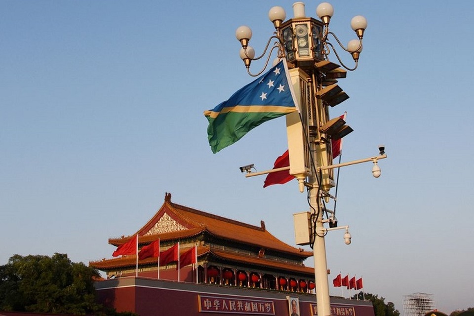 Bendera nasional Kepulauan Solomon dan Tiongkok berkibar di Lapangan Tiananmen di Beijing, Tiongkok pada 7 Oktober 2019. (FOTO: REUTERS/Stringer/File Photo)