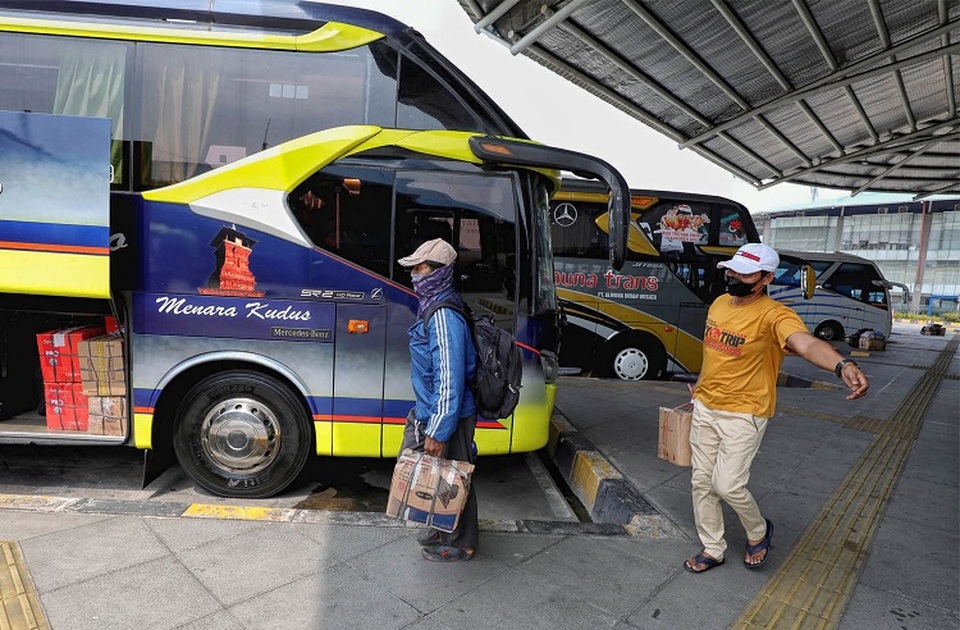 Suasana calon penumpang arus mudik, menunggu keberangkatan bis menuju luar kota di terminal Pulo Gebang, Jakarta Timur, Cakung, Jakarta Timur, Senin (25/4/2022). Penumpang arus mudik di Terminal Pulogebang, Jakarta Timur pada H-7 Lebaran masih belum mengalami peningkatan. Puncak arus mudik di terminal ini diperkirakan akan dimulai pada 28 April 2022. BeritaSatuPhoto/Joanito De Saojoao.