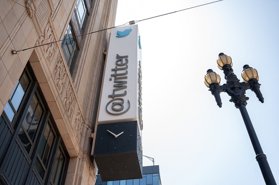 Logo Twitter terlihat di luar kantor pusat pada 26 April 2022 di San Francisco, California, AS. (FOTO: AMY OSBORNE / AFP)