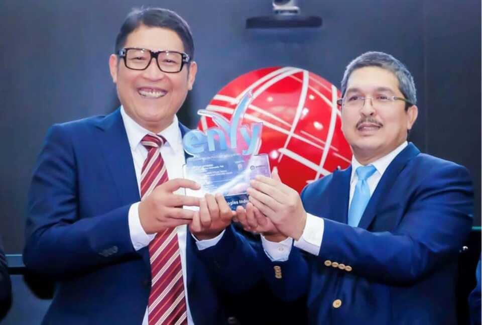 Dato' Sri Mohd Sopiyan bin Mohd Rashdi (kanan) bersama dengan Direktur Utama BEI Inarno Djajadi (kiri) yang kini terpilih sebagai Kepala Eksekutif Pengawas Pasar Modal OJK. Foto saat pencatatan sahan perdana ENVY 8 Juli 2019/dok.Envytech.