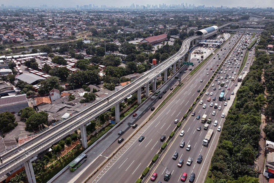 Foto udara menunjukkan pengendara yang melakukan perjalanan di jalan tol Jakarta pada 23 April 2022. (FOTO: TELUK ISMOYO / AFP)