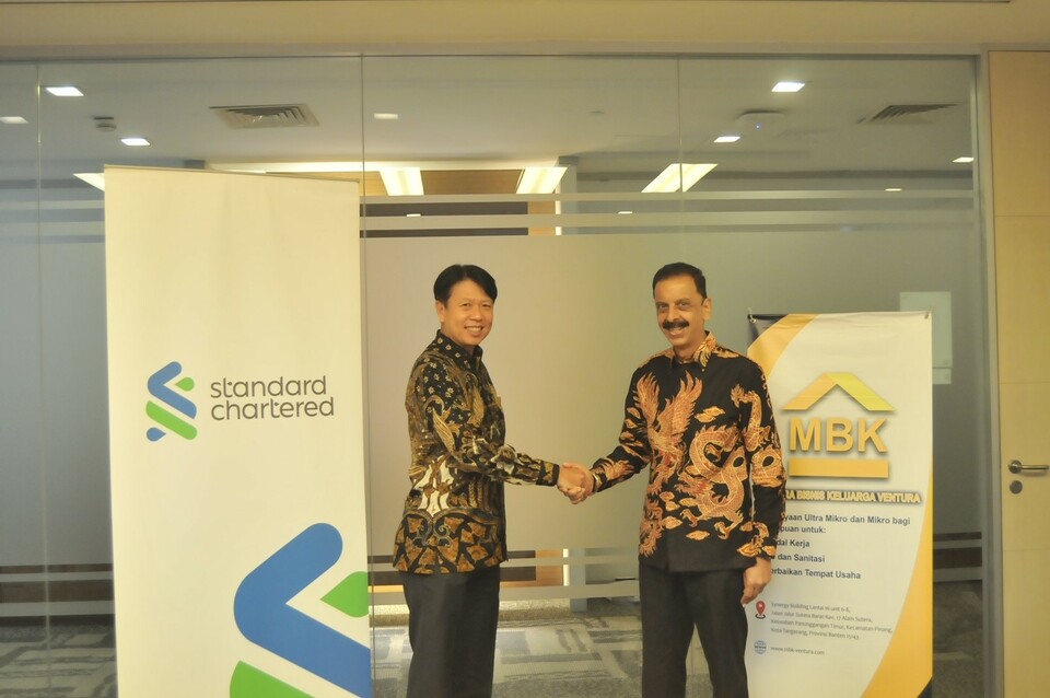 Andrew Chia, CEO Cluster, Indonesia and ASEAN Markets (Australia, Brunei dan Filipina), Standard Chartered dan Dr. Shafiq Dhanani, Presiden Direktur dan Pendiri PT Mitra Bisnis Keluarga Ventura