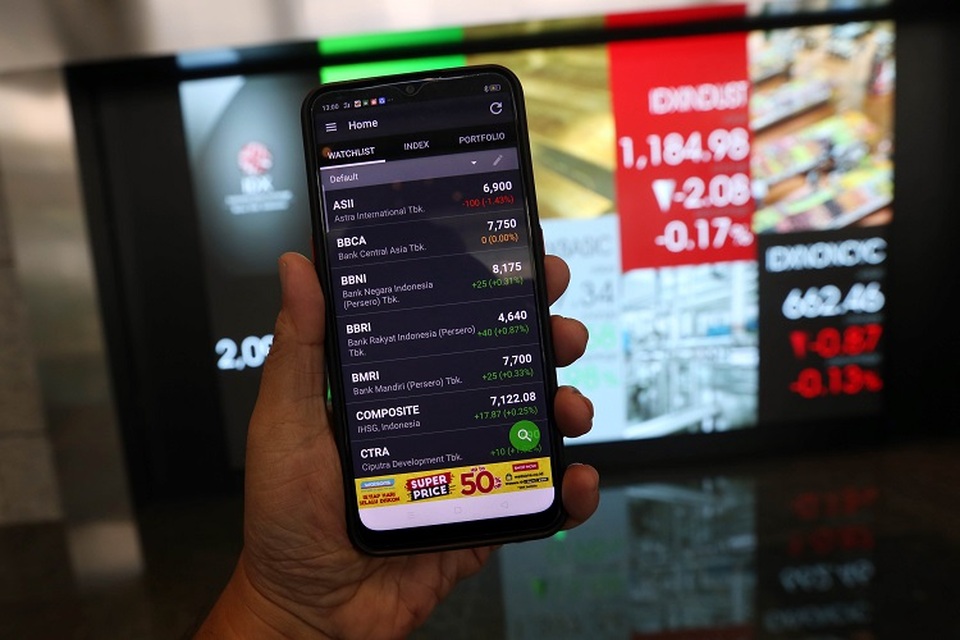 Investor melihat pergerakan saham melalui layar smartphone. (BeritaSatu Photo/Mohammad Defrizal)