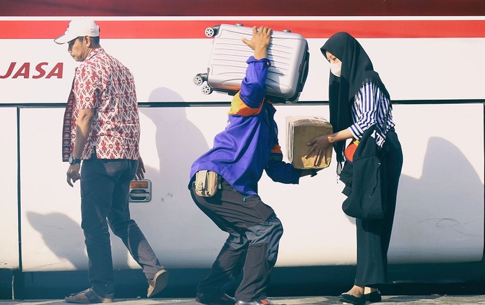 Pemudik di Terminal Kampung Rambutan, Jakarta Timur. (B-Universe Photo/Joanito De Saojoao)
