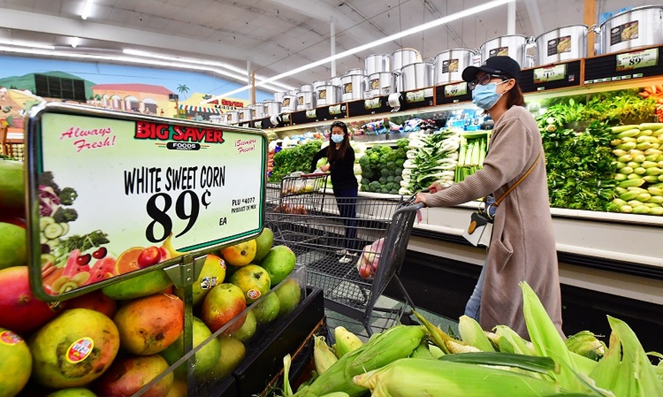 Seorang wanita membeli makanan di Rosemead, California, AS. (FOTO: FREDERIC J. BROWN / AFP)