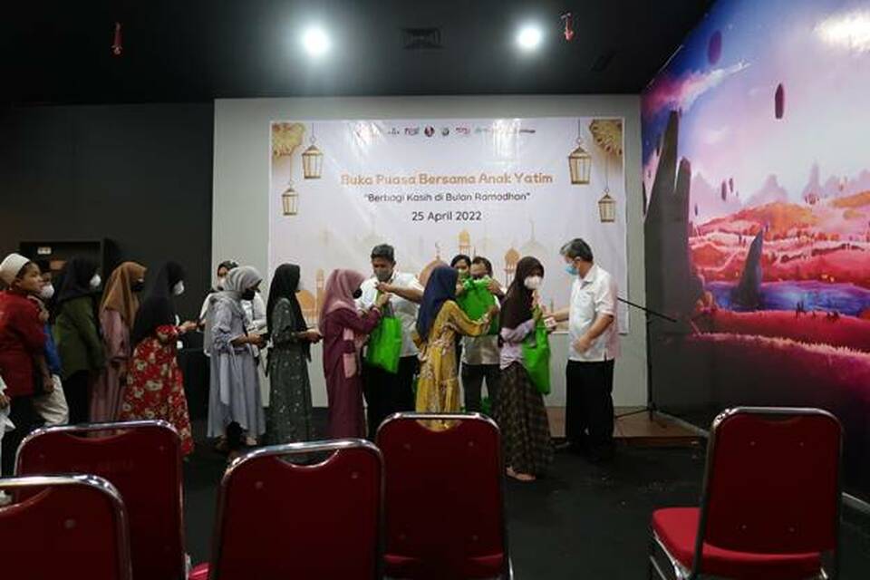 PT Lippo Karawaci Tbk (LPKR) melalui Town Management Division (TMD) menggelar buka puasa bersama 200 anak yatim bertajuk "Berbagi Kasih di Bulan Ramadhan" di Maxxbox Lippo Village, pada 25 April 2022. Seluruh anak yatim tersebut berdomisili di 4 kelurahan di sekitar Lippo Village, yaitu Kelurahan Binong, Kelurahan Bencongan Indah, Kelurahan Kelapa Dua, dan Kelurahan Panunggangan Barat.