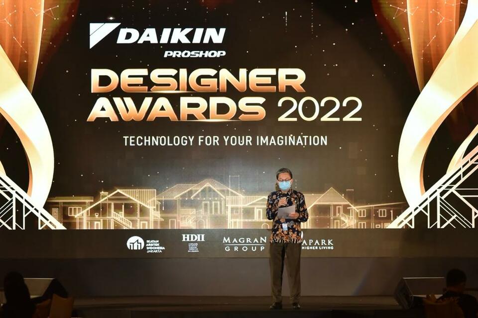 Presiden Direktur PT Daikin Airconditioning Indonesia, Ching Khim Huat saat mengumumkan acara "Daikin Proshop Designer Award 2022".