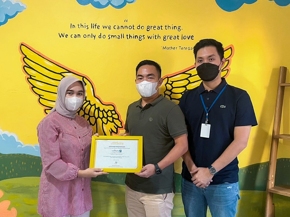 #ValburyBerbagi, Bersama Pita Kuning Membantu Anak Sembuh dari Kanker Penyerahan Bantuan untuk anak-anak pejuang kanker oleh PT Valbury Asia Futures kepada Pita Kuning Anak Indonesia diserahkan oleh Bpk. David Gunawan (Direktur VAF) & Bpk. Nino J Limantara (Senior Vice President VAF), dan diterima oleh ibu Savira Altaira, Head of Program dan Partnership Pita Kuning, Selasa (17/05/2022)