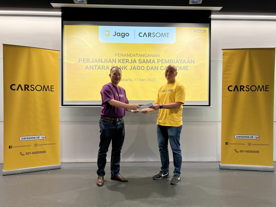 (Dari kiri) Head of Partnership Lending Business Bank Jago Michael Jermia Tjahjamulia dan CEO Carsome Indonesia Andrew Mawikere seusai penandatandangan kerja sama pembiayaan antara Bank Jago dan Carsome Indonesia pada Selasa, 17 Mei 2022 lalu.