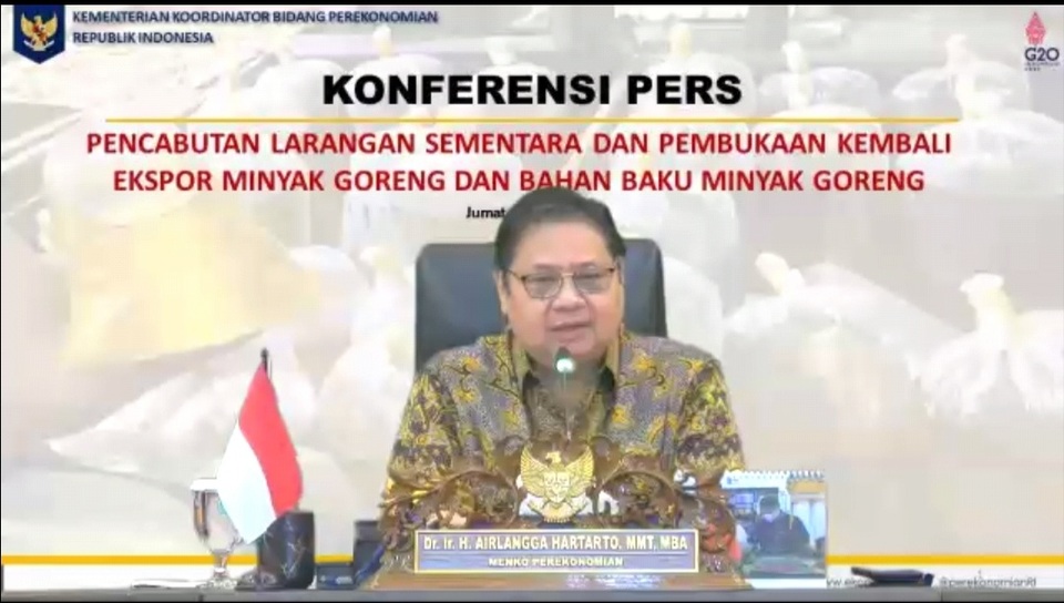 Menko Perekonomian Airlangga Hartarto memberi keterangan pers terkait pencabutan larangan ekspor sementara CPO dan produk turunannya, Jumat (20/5/2022).