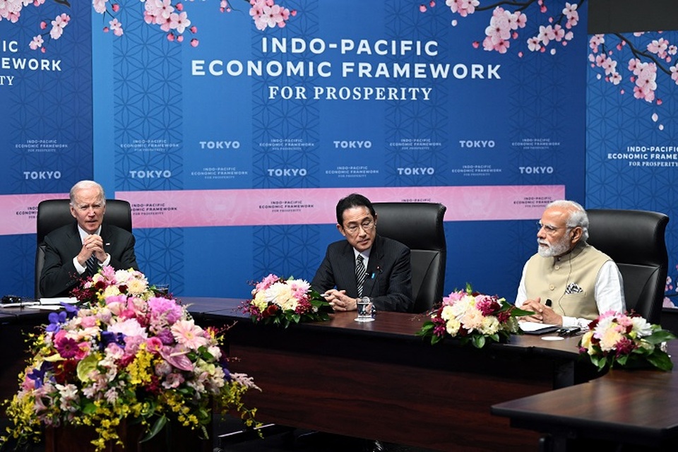 Dari kiri ke kanan: Presiden AS Joe Biden, Perdana Menteri Jepang Fumio Kishida, dan Perdana Menteri India Narendra Modi menghadiri pertemuan Kerangka Kerja Ekonomi Indo Pasifik untuk Kemakmuran (IPEF) di Izumi Garden Gallery Tokyo, Jepang pada 23 Mei 2022. (FOTO: SAUL LOEB / AFP)