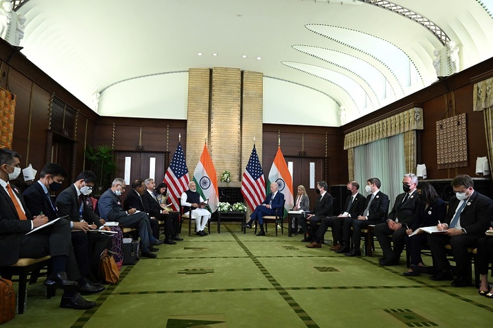 Presiden Amerika Serikat Joe Biden dan Perdana Menteri India Narendra Modi mengadakan pertemuan selama Quad Leaders Summit di Kantei, Tokyo, Jepang pada 24 Mei 2022. (FOTO: SAUL LOEB / AFP)