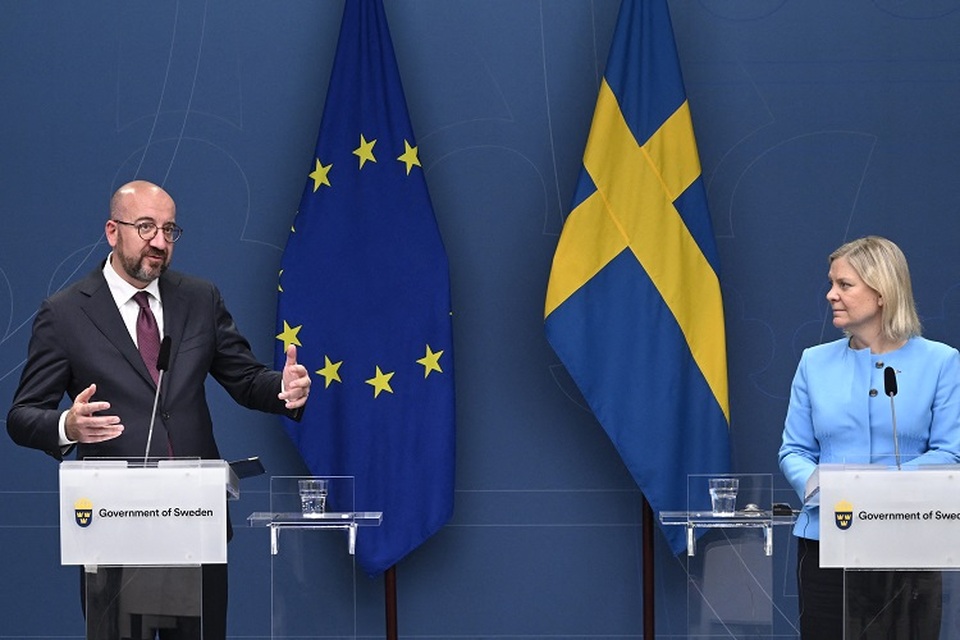 Presiden Dewan Eropa Charles Michel (kiri) dan Perdana Menteri Swedia Magdalena Andersson (kanan) memberikan konferensi pers bersama di Stockholm, Swedia pada 25 Mei 2022. (FOTO: Fredrik SANDBERG / TT NEWS AGENCY / AFP)