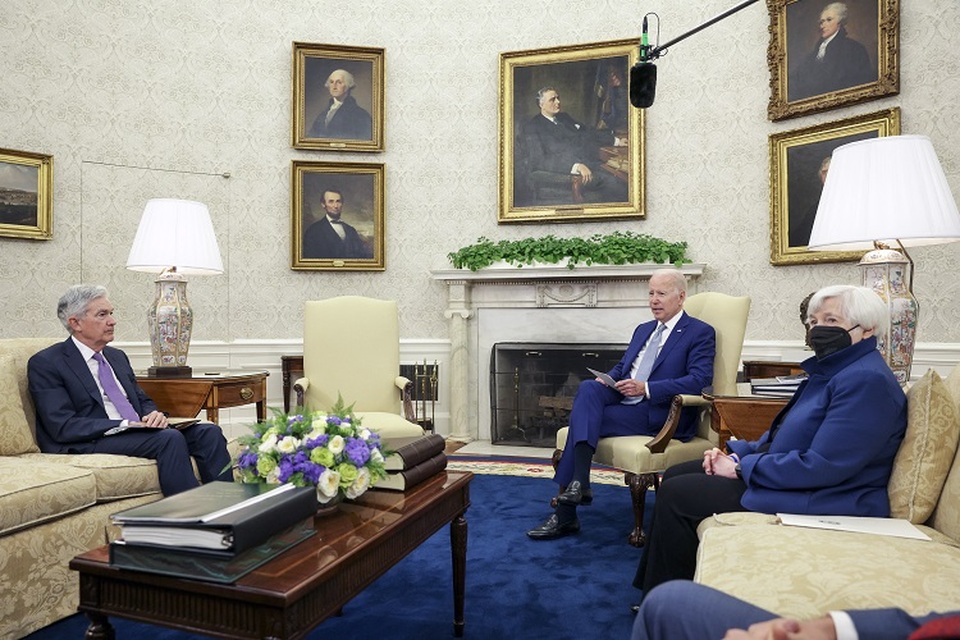 Presiden AS Joe Biden (tengah) bertemu dengan Gubernur Federal Reserve Jerome Powell dan Menteri Keuangan Janet Yellen di Oval Office, Gedung Putih pada 31 Mei 2022 di Washington, DC. Ketiganya bertemu untuk membahas rencana Administrasi Biden untuk memerangi rekor inflasi yang tinggi. (FOTO: Kevin Dietsch / GETTY IMAGES NORTH AMERICA / Getty Images via AFP)