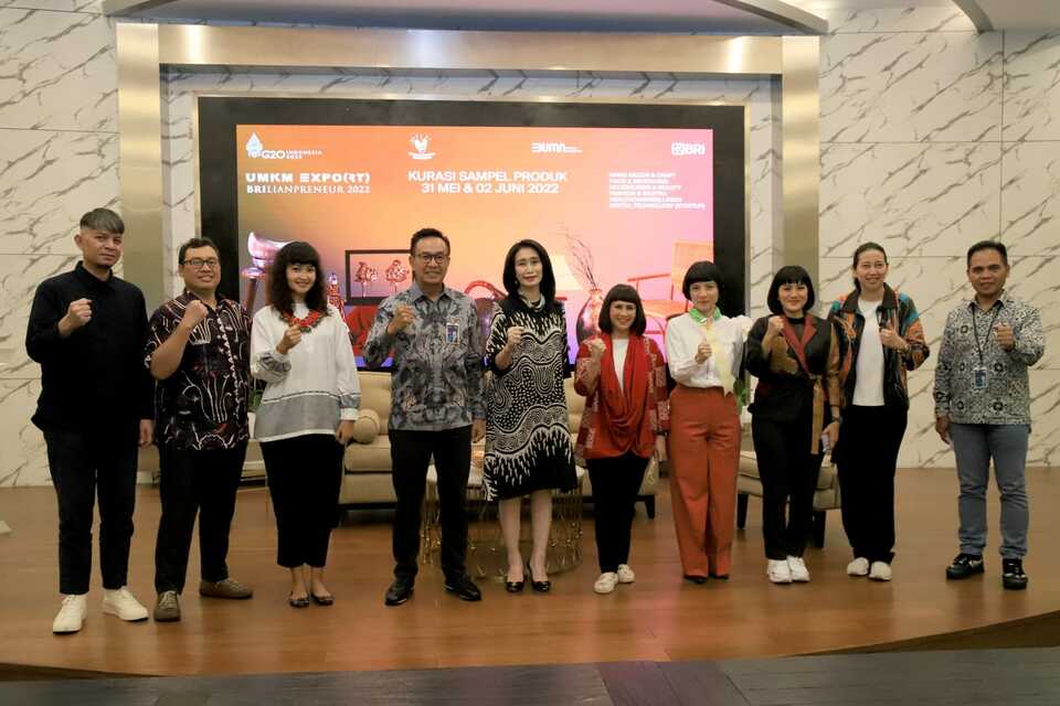 BRI bersama para ahli melakukan kurasi produk unggulan UMKM untuk ikut dalam event UMKM Expo(rt) BRILianpreneur 2022. Acara tersebut untuk memperkenalkan produk lokal unggulan ke mancanegara. (Foto: Istimewa)