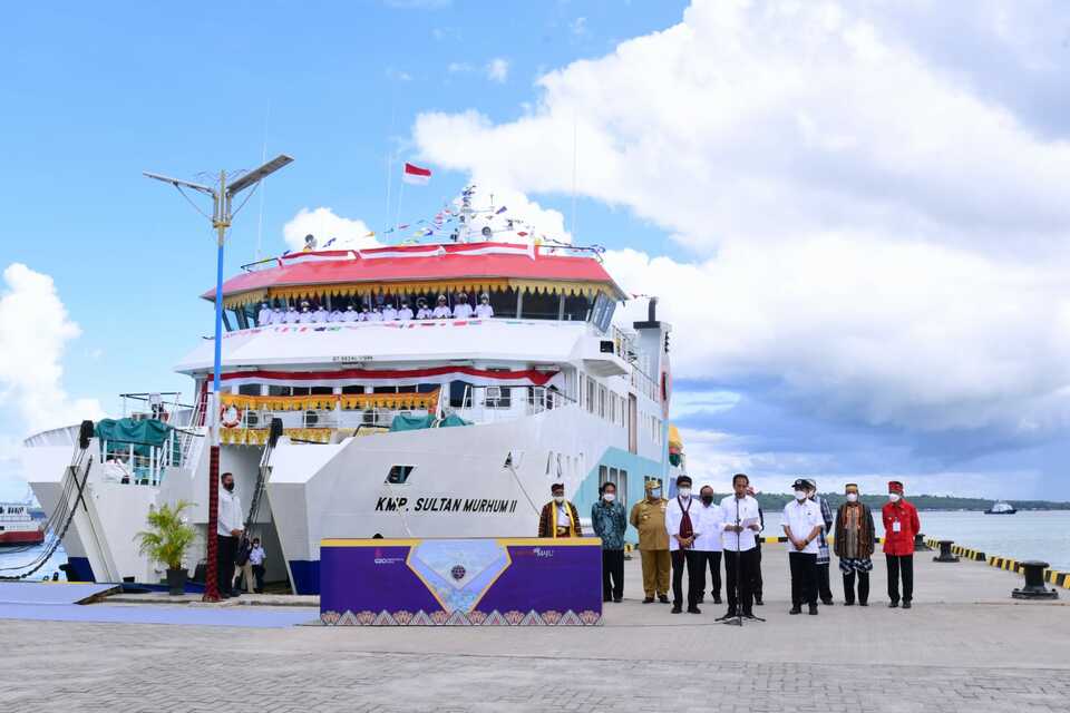 Presiden Joko Widodo (Jokowi) meresmikan 3 pelabuhan penyeberangan dan 1 kapal motor penumpang (KMP) di Dermaga Rakyat Wanci, Kabupaten Wakatobi, Provinsi Sulawesi Tenggara, Kamis, 9 Juni 2022. (BPMI Setpres)