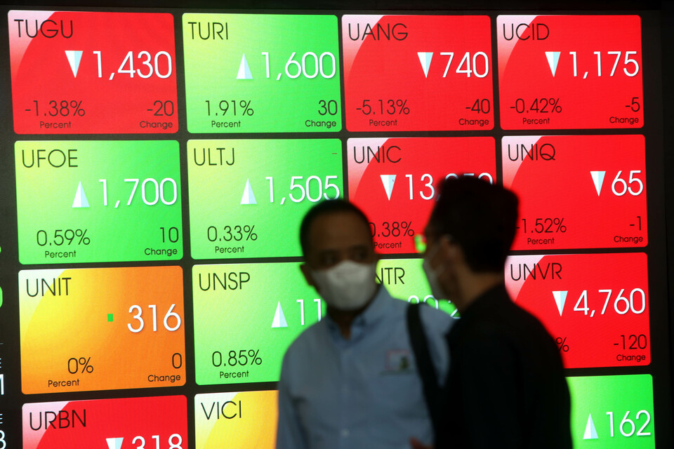 Karyawan melintas di Bursa Efek Indonesia (BEI) di Jakarta. Total volume transaksi bursa pada perdagangan Selasa (14/6/2022)  mencapai 25,14 miliar saham dengan nilai transaksi Rp15,64 triliun. Sebanyak 273 saham turun harga,  250 saham menguat dan 157 saham stagnan. 