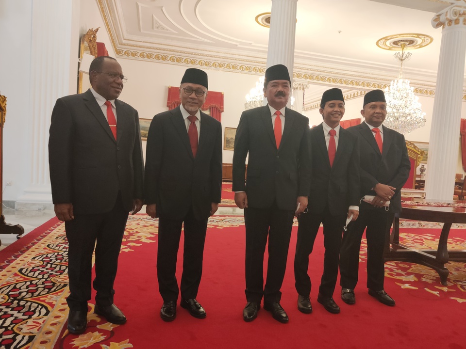Para Menteri dan Wamen berfoto bersama usai Pelantikan Menteri dan Wakil Menteri Kabinet Indonesia Maju di Istana Negara, Jakarta, Rabu (15/6/2022).