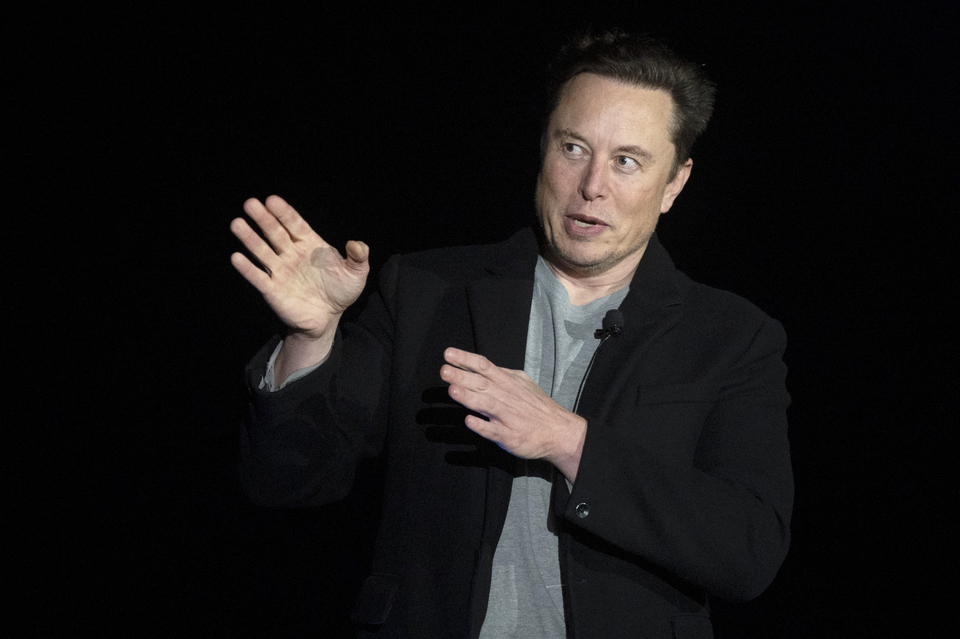 Elon Musk saat berbicara di fasilitas Starbase SpaceX dekat Desa Boca Chica di Texas Selatan, Amerika Serikat (AS), beberapa waktu lalu. (FOTO: JIM WATSON / AFP)