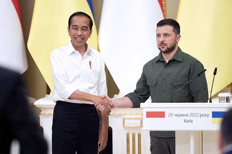 Gambar ini diambil dan dirilis oleh layanan pers kepresidenan Ukraina pada 29 Juni 2022, menunjukkan Presiden Ukraina Volodymyr Zelensky (kanan) dan Presiden Joko Widodo berjabat tangan selama konferensi pers sebagai bagian dari pembicaraan mereka di Kyiv. (FOTO: STR / AFP)