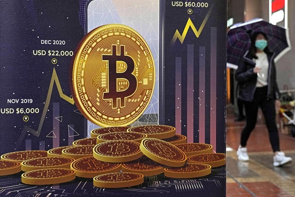 Iklan untuk aset kripto Bitcoin di sebuah jalan di Hong Kong pada 17 Februari 2022. (FOTO: AP/Kin Cheung, File)