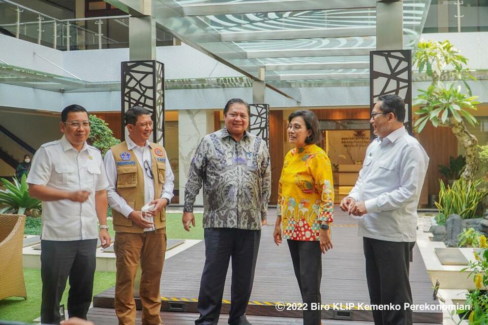 Rapat Koordinasi Terbatas (Rakortas) tentang Kebijakan Pangan yang diselenggarakan secara hybrid di Loka Kretagama, Kantor Kemenko Perekonomian, Jakarta, Rabu (29/6/2022).