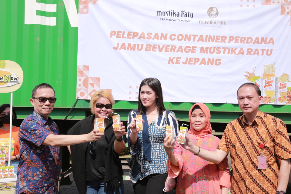 Suasana pelepasan kontainer perdana ke Jepang untuk Jamu Ready to Drink (RTD) yang diproduksi Mustika Ratu.  ( Foto: Istimewa )