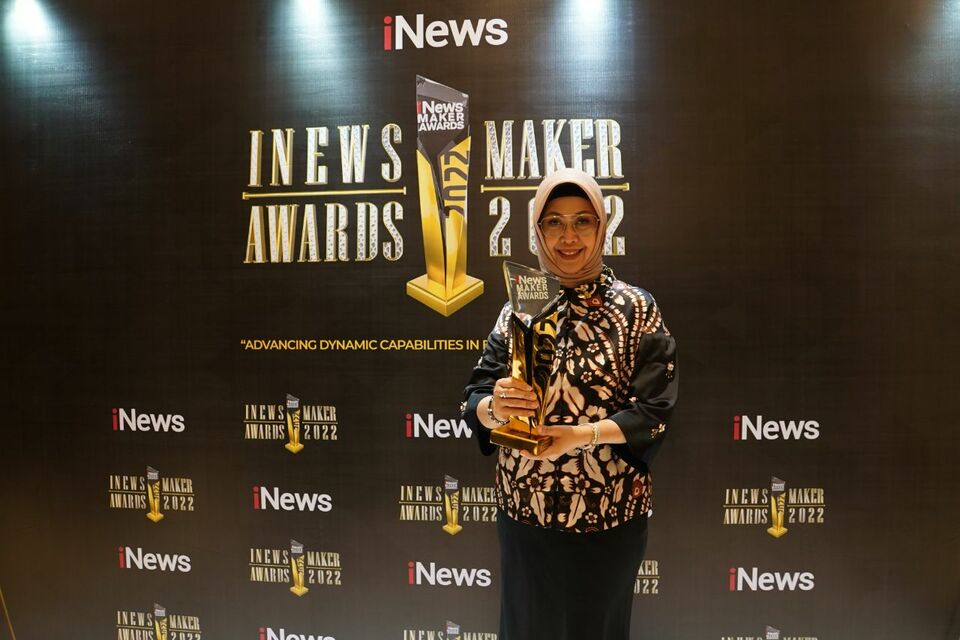 Direktur Compliance & Human Capital BSI Tribuana Tunggadewi menerima penghargaan dalam acara INews Maker Award sebagai Progressive International Market Expansion untuk kategori Innovation of Marketing, Product, and Services. Penghargaan ini sebagai apresiasi atas kerja keras BSI dalam memperluas layanan di pasar internasional, khususnya di wilayah Timur Tengah.