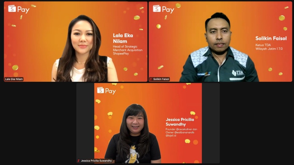 Perwakilan Shopeem Komunitas Tangan di Atas, dan pelaku UMKM Jawa Timur berdiskusi dalam acara ShopeePay mendukung UMKM Go Digital