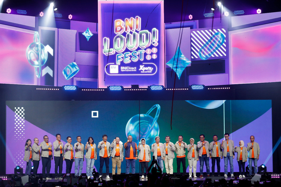  Menteri BUMN Erick Thohir, Wakil Menteri BUMN Kartika Wirjoatmodjo, Direktur Utama BNI Royke Tumilaar, dan jajaran direksi serta pejabat BNI di sela-sela konser musik BNI Loud Fest 2022 di Jakarta Convention Center, Minggu (17/7/2022).