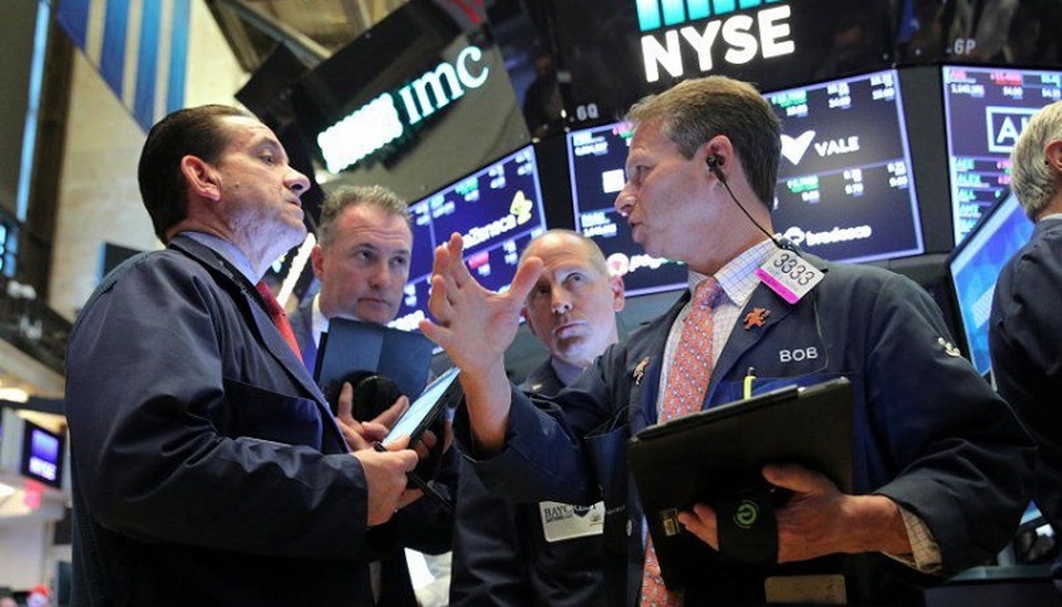 Ilustrasi sejumlah pialang terlibat diskusi di lantai Bursa Efek New York, Wall Street, Amerika Serikat. ANTARA/REUTERS/Brendan/aa.