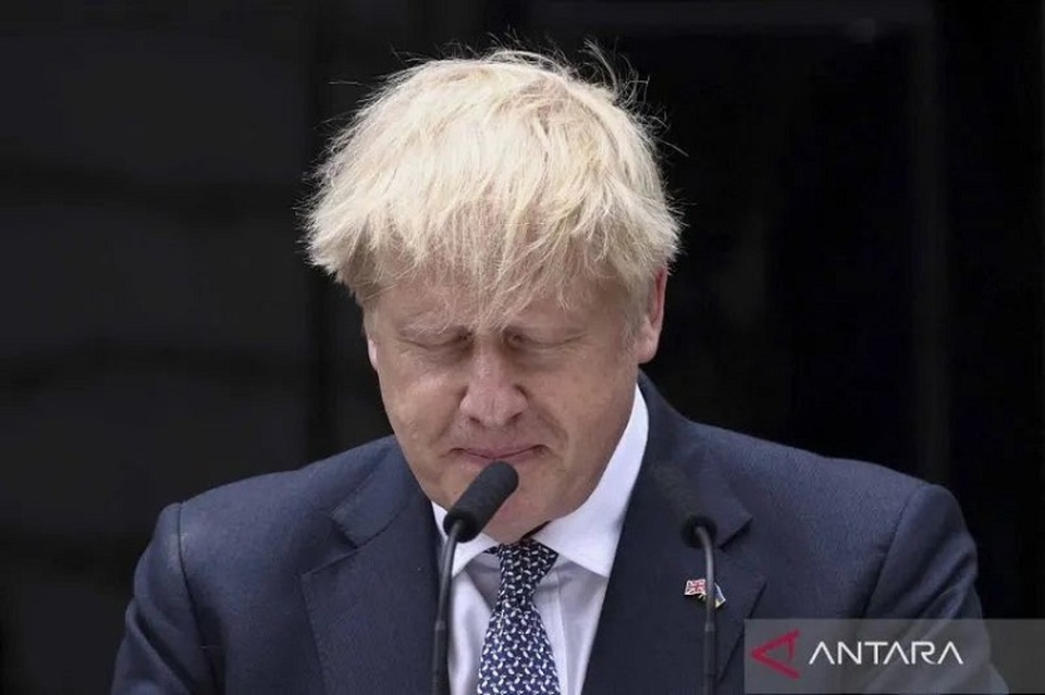 Perdana Menteri Inggris Boris Johnson memberikan pernyataan pers di halaman kantornya di Downing Street 10 London, Inggris pada 7 Juli 2022. (FOTO: ANTARA FOTO/REUTERS/Peter Nicholls/wsj)