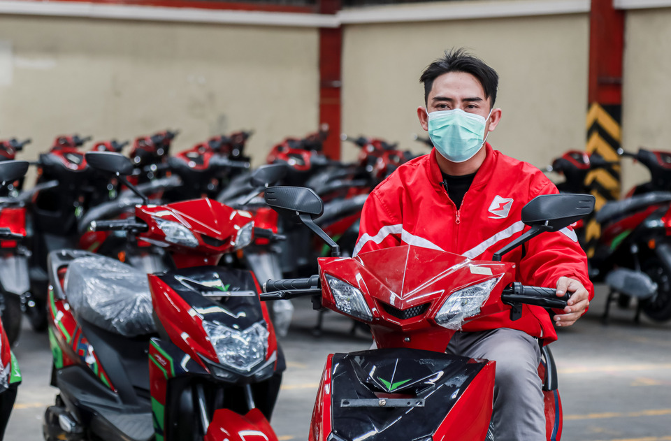Kurir SiCepat Ekspres menggunakan motor listrik Volta dalam melakukan pengambilan dan pengiriman paket. (Foto ilustrasi; Ist)
